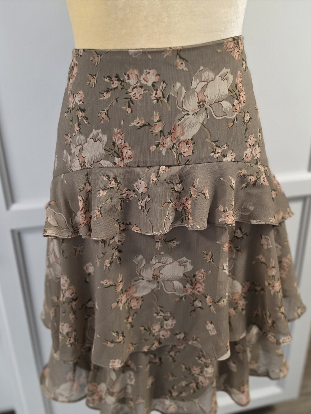 Lauren Ralph Lauren Tiered Floral Crinkle Skirt Georgette Taupe SIZE 16 Ret $145 - Picture 3 of 12